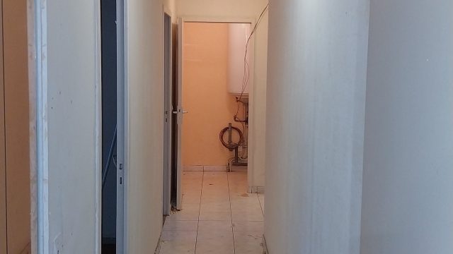 Couloir après reprise des murs et mise en peinture