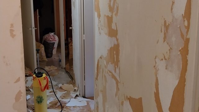 Couloir pendant le décollage de l'ancien papier peint