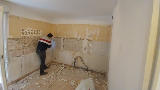 Dépose du carrelage mural de la cuisine en cours de chantier