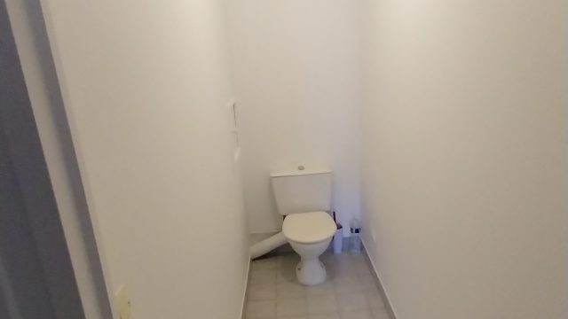 WC remis à neuf, murs et plafond repeints