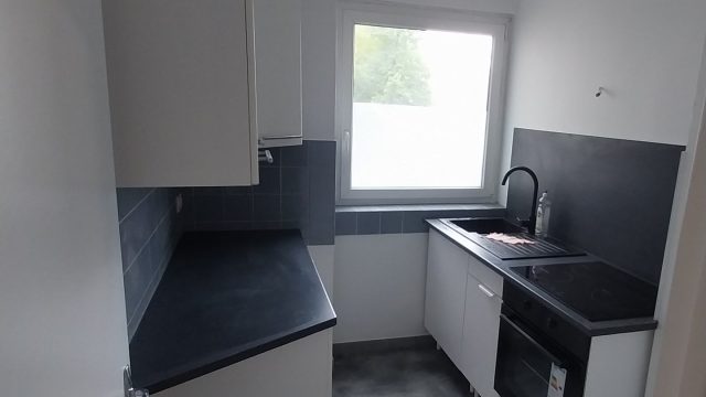Cuisine neuve : meubles blancs, plan de travail et crédence anthracite