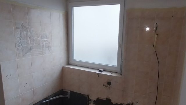 Salle de bain avant travaux, ancienne faïence en cours de dépose