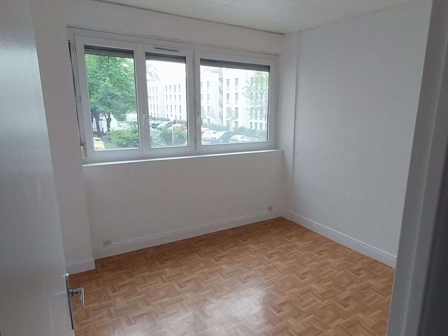 Chambre rénovée, murs repeints et parquet remis en état